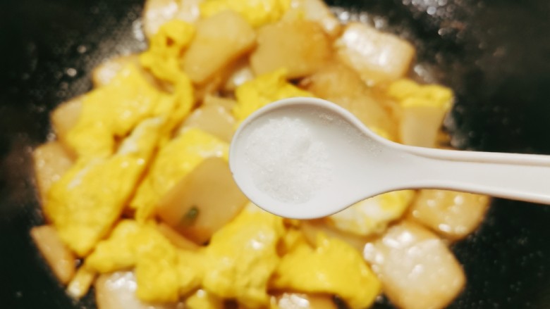 鸡蛋炒年糕,放入炒好的鸡蛋,放入盐调味,翻炒。
