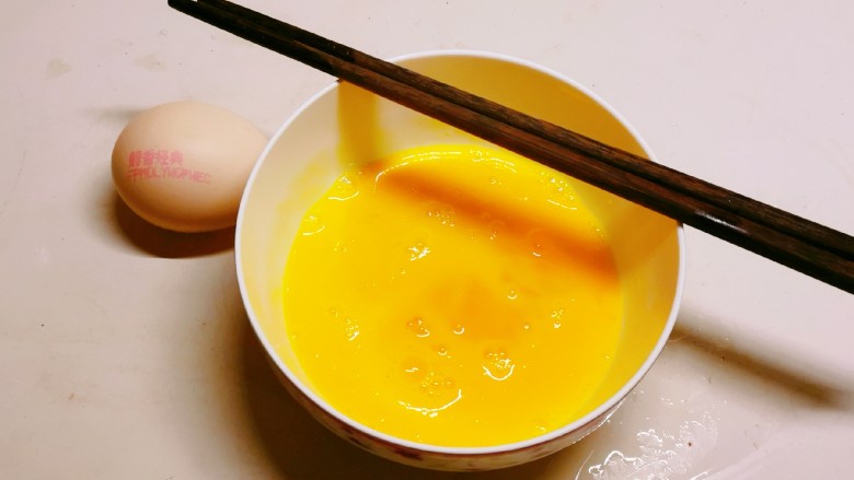 鸡蛋炒年糕,<a style='color:red;display:inline-block;' href='/shicai/ 9'>鸡蛋</a>敲入碗中,打散备用。