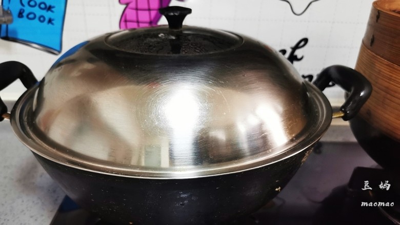 黑米馒头,开大火蒸至冒气后计时10分钟,关火后再焖3分钟后开锅
