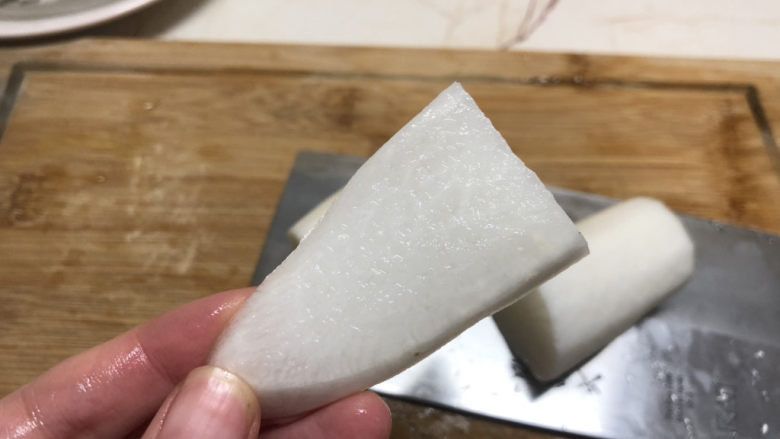 萝卜丝汤,再切成片,不用很薄