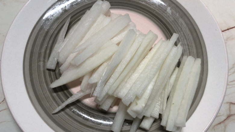 萝卜丝汤,然后切成丝,不要太细了
