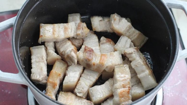 梅干菜烧肉,锅中不用加食用油,把五花肉放进去用小火煎至表面呈焦黄色。
