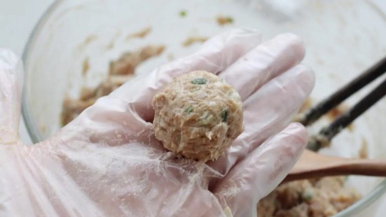 萝卜丝汤,锅中添入清水大火烧至沸腾,用勺子挖取适量肉糜团成丸子形状,也可以用虎口挤出丸子。
