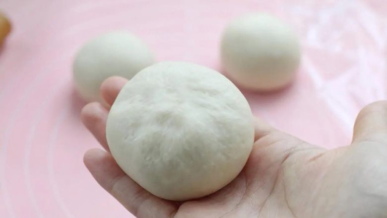 紫米面包,用虎口向上将收口封严轻轻滚圆,一个紫米饼生胚就做好了。