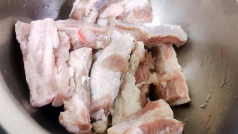 排骨糯米饭,浸泡半小时后会发白,沥去水,吸表面