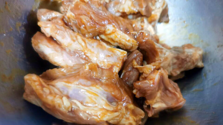 排骨糯米饭,抓腌3分钟,腌制一夜