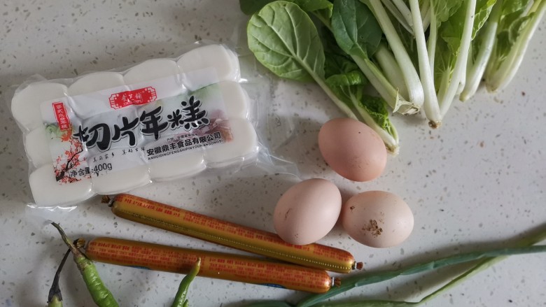 鸡蛋炒年糕,准备食材备用