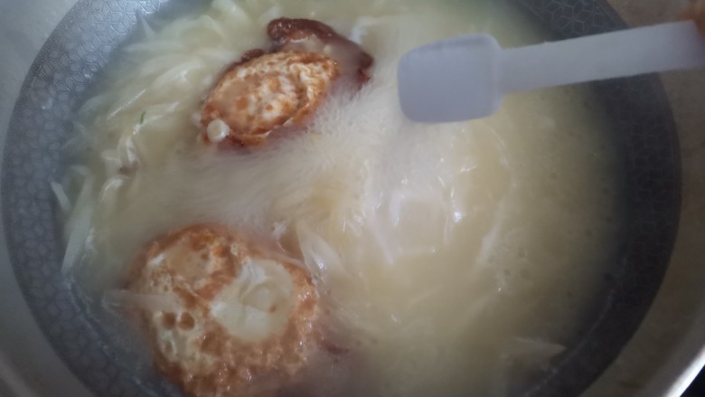 萝卜丝汤,炖至汤变少,变成白色,加入适量的盐