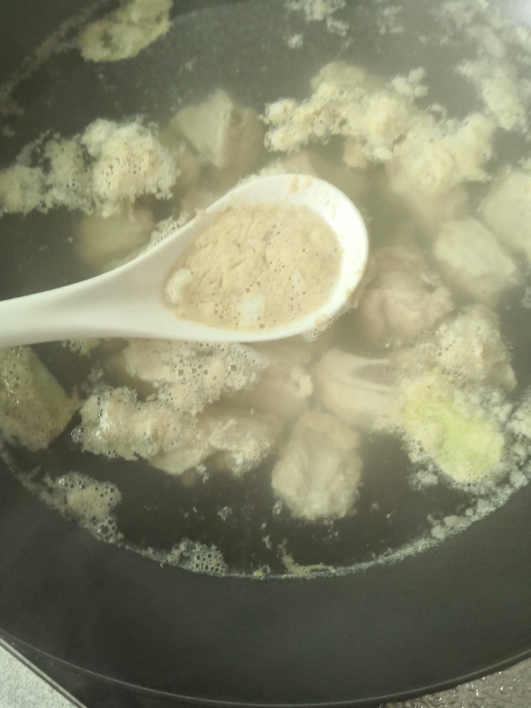 排骨糯米饭,大火烧开焯一下水,撇去浮沫