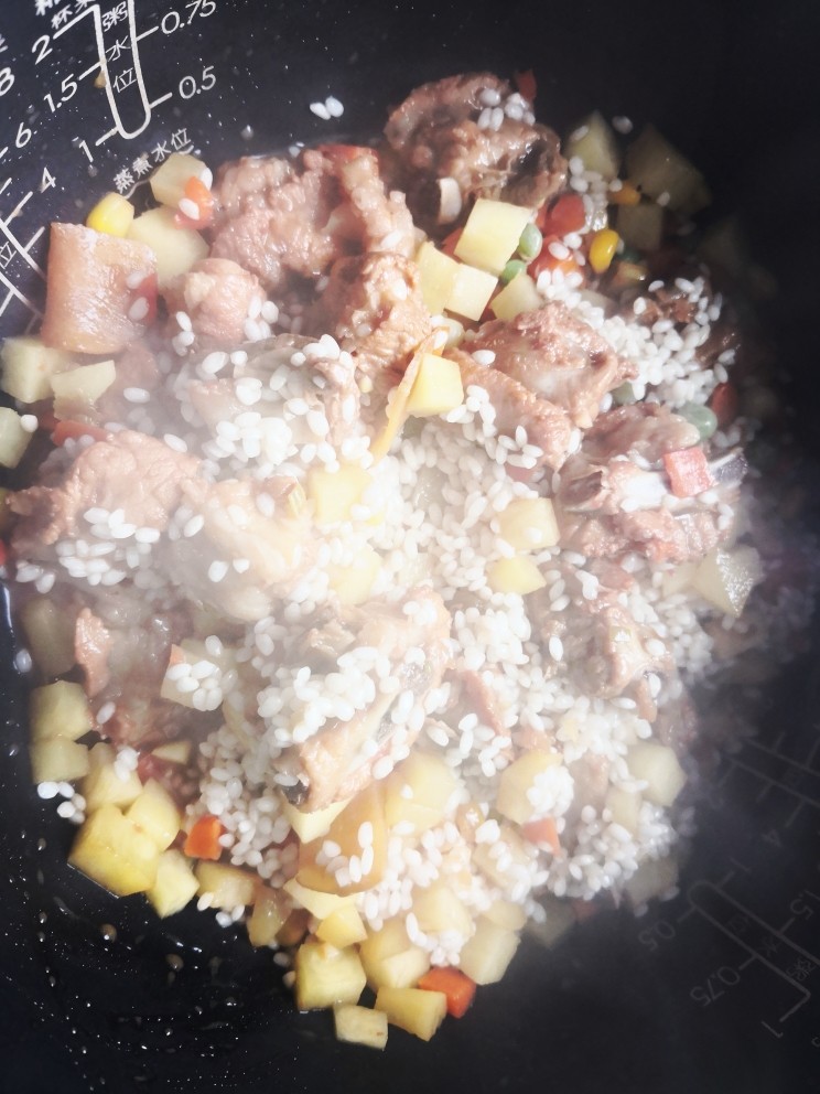 排骨糯米饭,把炒好的排骨杂蔬一起倒入电饭锅里,搅拌均匀