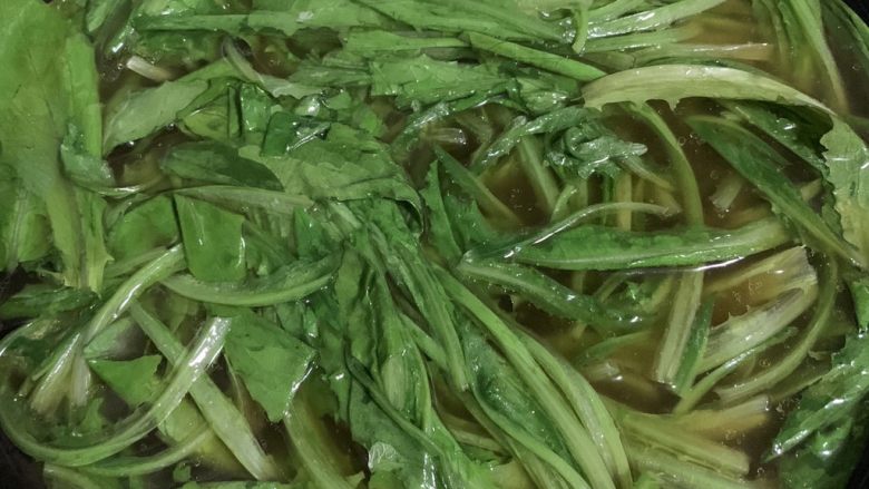 油麦菜汤,即可出锅,油麦菜熟得快!可以把汤撑出再放菜也行。
