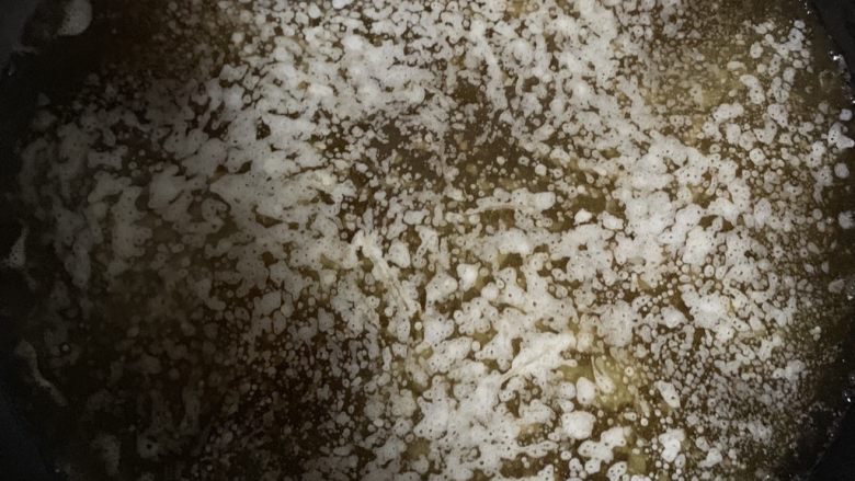 油麦菜汤,倒入汤汁,觉得味道不够按照自己的口味加入食盐。