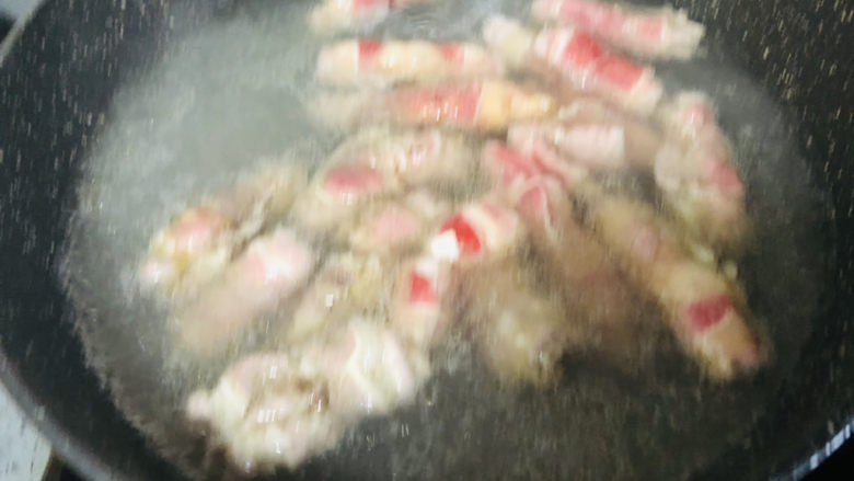 堪比吉野家的秘制肥牛饭,你一定要试试,烧开水下入肥牛焯熟,主要为了去掉浮沫。