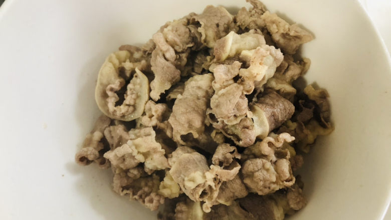 堪比吉野家的秘制肥牛饭,你一定要试试,煮好捞出,不要煮太久。