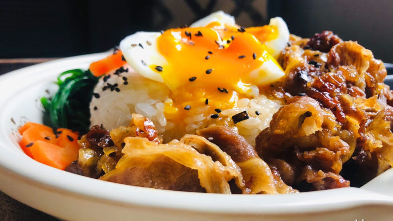 堪比吉野家的秘制肥牛饭,你一定要试试,盖在米饭上,再来个溏心蛋,完美!