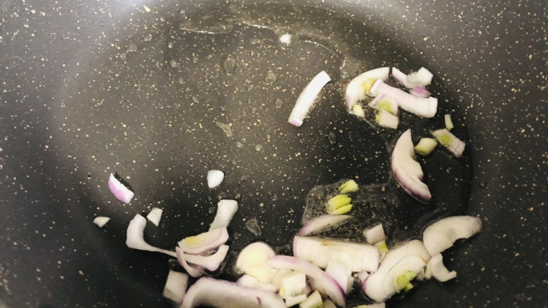堪比吉野家的秘制肥牛饭,你一定要试试,锅里放油,炒香洋葱。