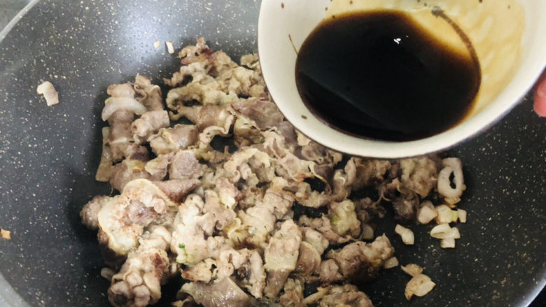 堪比吉野家的秘制肥牛饭,你一定要试试,倒入提前调好的碗汁。