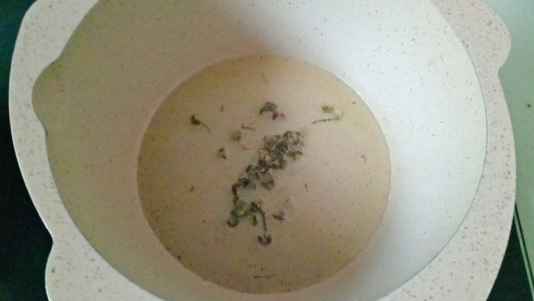 酸辣荞麦面,锅中加入适量油,放入花椒,油烧到冒烟,捞出花椒粒