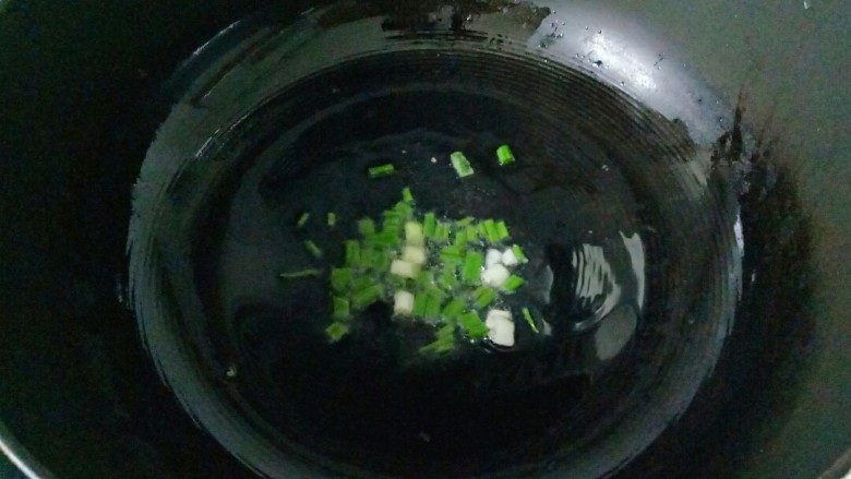 萝卜丝汤,炒锅中加入适量花生油烧热,放入葱爆香