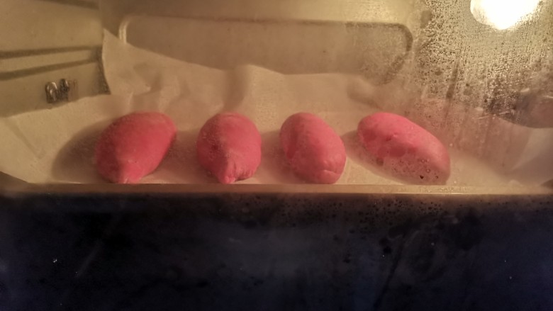紫米面包,放入铺好油纸的烤盘,放入烤箱40度,下面放一碗开水,二次发酵30分钟