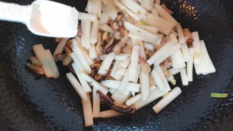 鸡蛋包菜炒年糕,年糕抄的有点软,加入盐