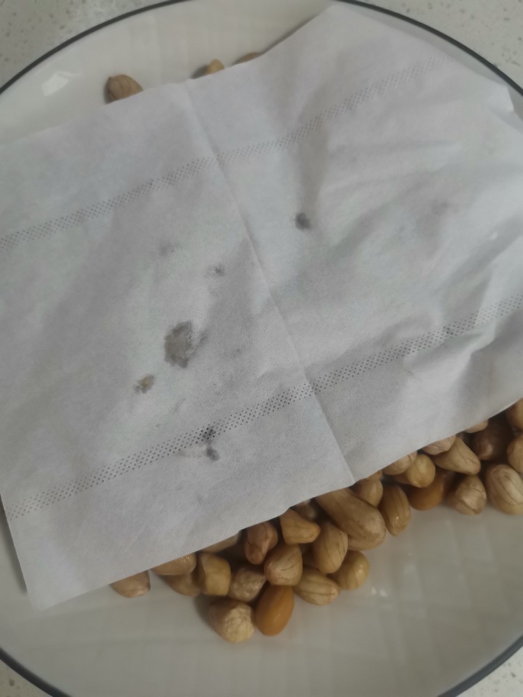 盐焗花生米,为了让花生米快速干,把花生米用厨房纸吸吸水