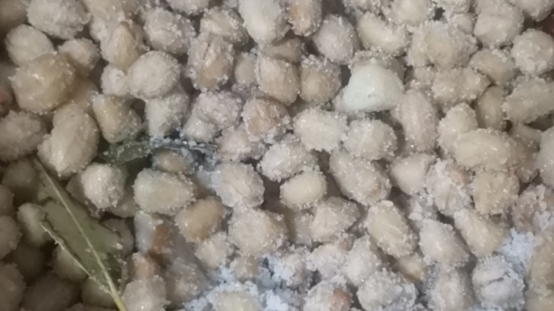 盐焗花生米,电磁炉600瓦翻炒10分左右的样子,盐都粘到了花生上,不要着急,小火继续慢炒