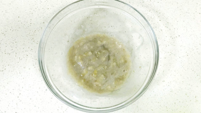 燕麦棒,用硅胶刀搅拌成香蕉泥,有点颗粒可以提高口感