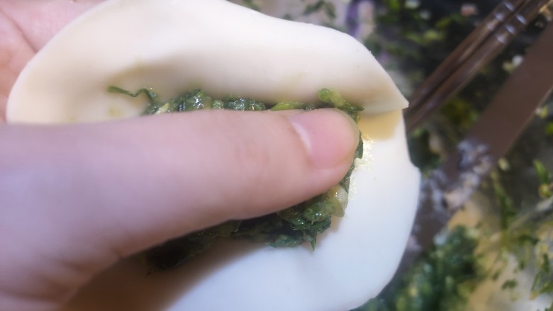 饺子,左手大拇指按住,右手拇指和食指捏合(因为右手要拍照,所以看不见,是双手一起操作的)