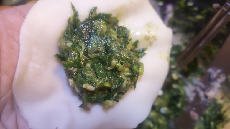 饺子,接下来包猪肉韭菜饺,用常规饺子的包法,放入适量馅料