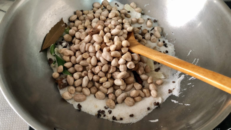 盐焗花生米,再放入花生米,中小火不断翻炒