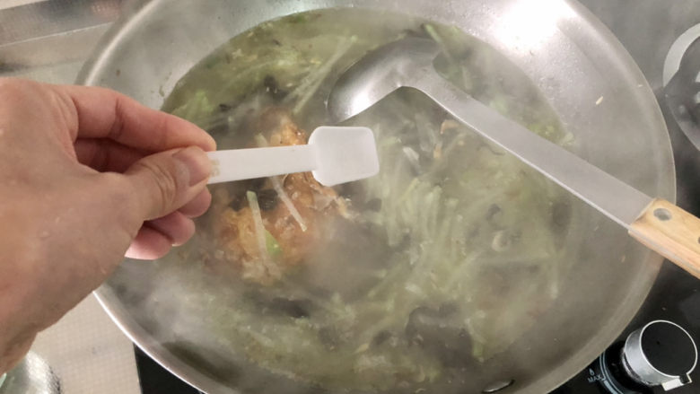 萝卜丝汤➕虾米煎蛋萝卜丝汤,尝下咸淡,根据个人口味添加适量食盐,注意,虾米和鸡汁都有盐分,不要加的太多