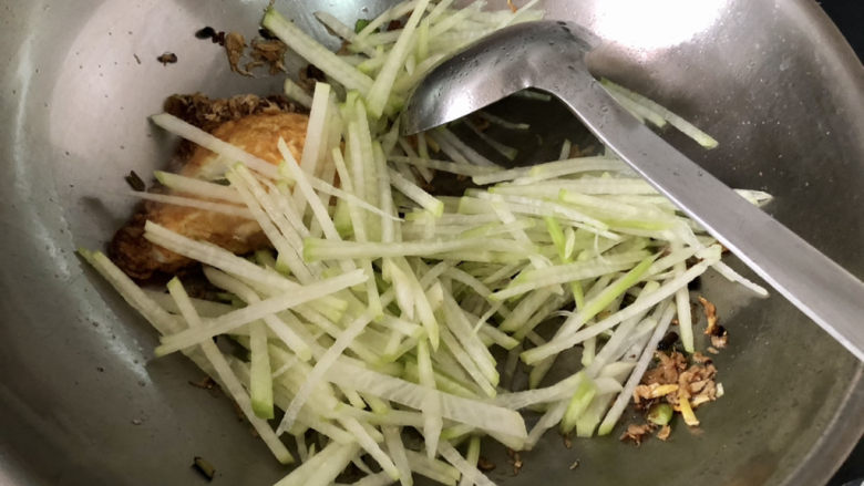 萝卜丝汤➕虾米煎蛋萝卜丝汤,转中火,下萝卜丝煸炒一分钟