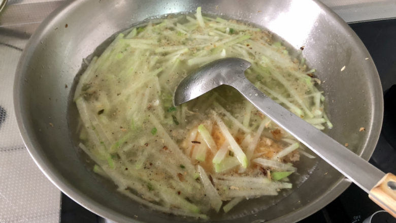 萝卜丝汤➕虾米煎蛋萝卜丝汤,加入适量清水,中大火煮开