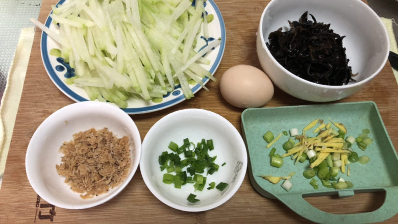 萝卜丝汤➕虾米煎蛋萝卜丝汤,全部食材准备好