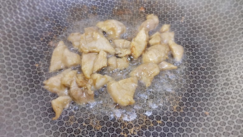 肉片炒豆泡,翻炒至肉片变色