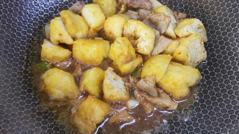 肉片炒豆泡,再将豆泡加入，加适量清水