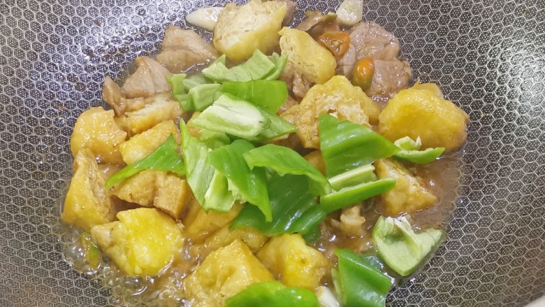 肉片炒豆泡,待锅中汤汁收干， 加入青椒