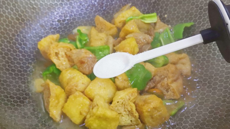 肉片炒豆泡,适量盐