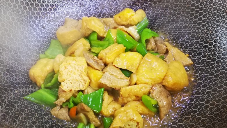 肉片炒豆泡,翻炒均匀入味即可关火出锅