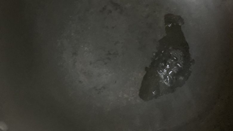 辣炒腊肉,另外起锅烧干。