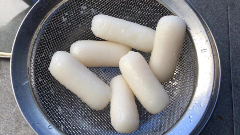 鸡蛋炒年糕,捞出,冲凉开水备用。