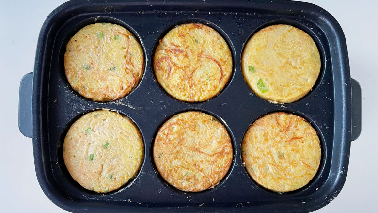 土豆蟹柳鸡蛋饼,底部煎至定型后,翻面,两面都煎成金黄即可。