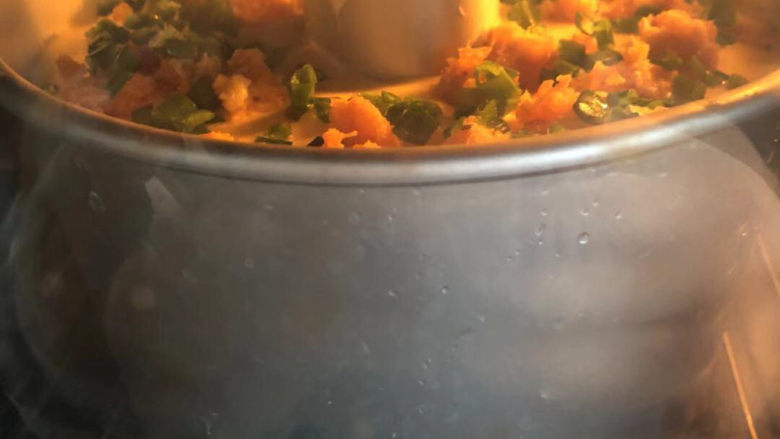 香葱蛋黄芝士戚风,烤箱预热160度,烤约35分钟。