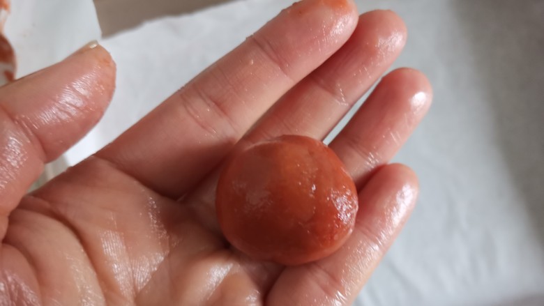 山楂球,晾凉后,手上抹黄油或戴手套,揪一块揉成球