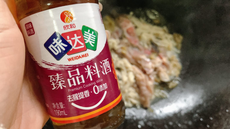 酸菜肥牛,加适量<a style='color:red;display:inline-block;' href='/shicai/ 718'>料酒</a>