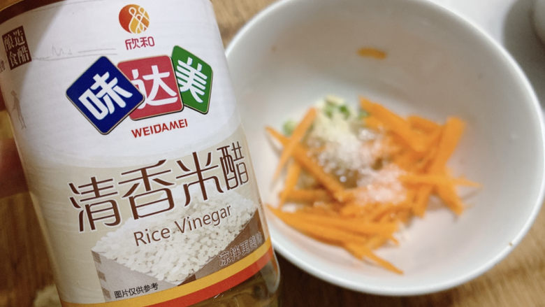 凉拌海蜇头,加适量米醋提香,搅拌均匀。