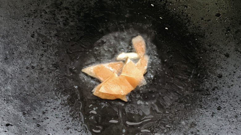 鸡蛋炒年糕,加入胡萝卜片翻炒均匀,没有的可不加