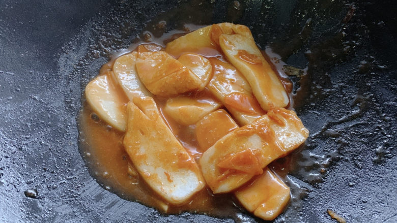 鸡蛋炒年糕,然后转小火,咕嘟咕嘟烧至年糕变软且入味。