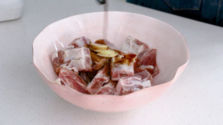 南瓜蒸排骨,排骨加入姜片,盐、<a style='color:red;display:inline-block;' href='/shicai/ 718'>料酒</a>